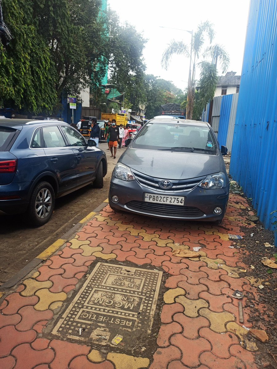 mumbhaikarsays's tweet photo. Footpath is for parking

Not for walking 

Right?

@mumbaimatterz @MumbaiPolice @RoadsOfMumbai https://t.co/TFeplPczcj