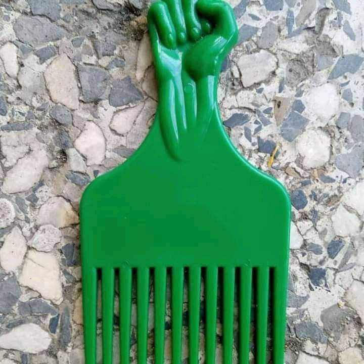 KheenGB's tweet photo. Na person wey sell dis kain comb we go patronise ๐๐๐๐
๐
#EndPoliceBrutality #EndSARS #MondayMotivation #ilorinprotest #TREM #QueerNigerianlivesmatter #SideWithNigeria #AbujaProtests #sorosoke247 #MondayMorning #TheWarAgainstMalaria #weist #EndBadGoveranceInNigeria https://t.co/SQhE8vkwzM