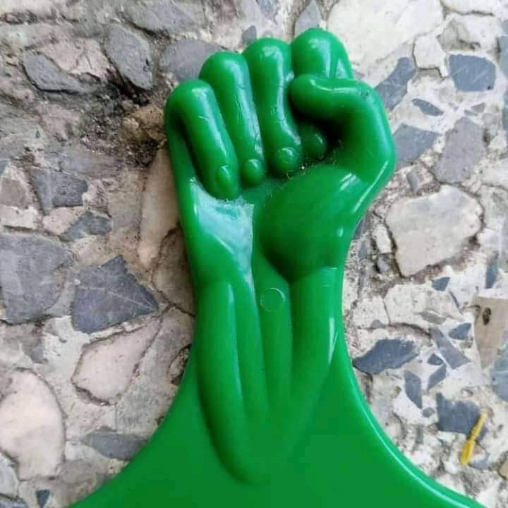KheenGB's tweet photo. Na person wey sell dis kain comb we go patronise ๐๐๐๐
๐
#EndPoliceBrutality #EndSARS #MondayMotivation #ilorinprotest #TREM #QueerNigerianlivesmatter #SideWithNigeria #AbujaProtests #sorosoke247 #MondayMorning #TheWarAgainstMalaria #weist #EndBadGoveranceInNigeria https://t.co/SQhE8vkwzM