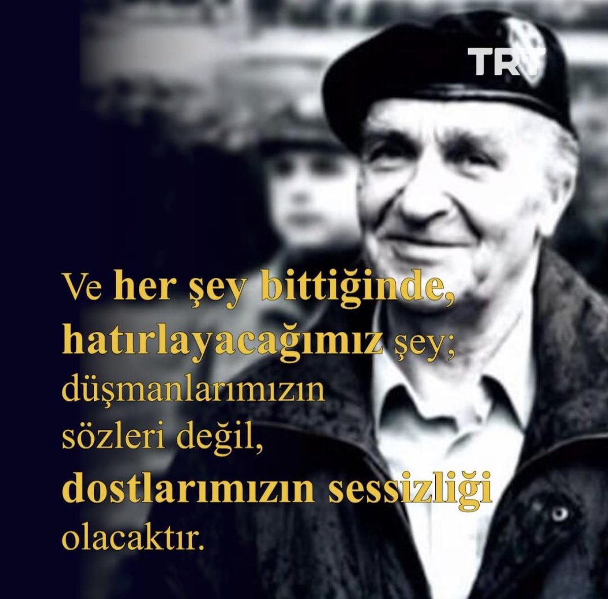 "Savaş ölünce değil düşmana benzeyince kaybedilir."

Bosna-Hersek'i bağımsızlığına kavuşturan "Bilge Kral" #Aliyaİzzetbegoviç'in vefatının üzerinden 17 yıl geçti.