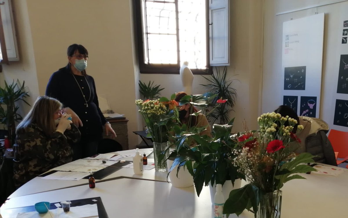 IstitutoB's tweet photo. Dal laboratorio di profumi artigianali organizzato in occasione di Floralia per Santo Spirito 2020 con la docenza di Beatrice Bernocchi di BB FRAGRANCE.

Un’esplosione di note agrumate all’interno di Palazzo Capponi! 

🍋 🍊 🍋 🍊 https://t.co/0TlHHthC3s