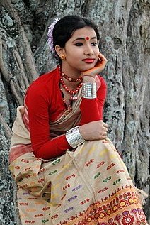 indiainmedan's tweet image. Mekhela Sador & Dhoti with Gamosa (Gamucha) are beautiful traditional dresses of #Assam. Women wear Mekhela Sador, which is a 3 piece costume. Men wear Dhoti & Gamosa, a rectangular white cloth with red border on 3 sides.Also gifted to honour people.
#Voteforlocal @assamtourism