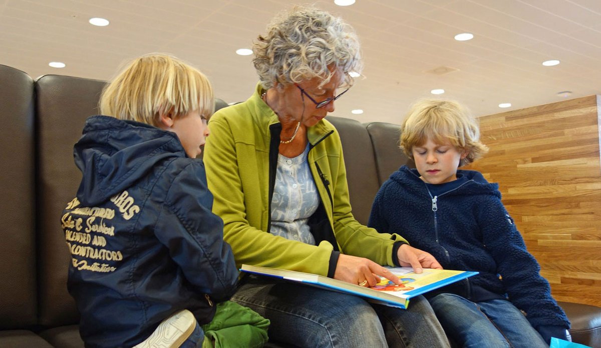 Voorlezen, heerlijk om te doen of om te luisteren. Aan welk kinderboek heb jij goede herinneringen?

Aanstaande woensdag 21 oktober wordt er voorgelezen en geknutseld in De Wardborg, speciaal voor 4-7 jarigen. Kosten: €1. Lees meer: garderen.nl/voorlezen-en-k…