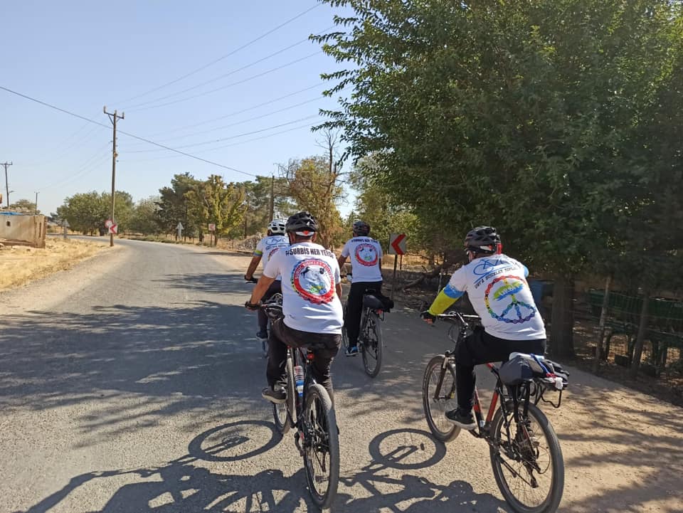 Urbit63's tweet photo. Şanlıurfa Suruç ilçemizde yeni kurulan Suruç bisiklet kulübü daveti üzerine120 km pedal çevirerek davete icabet ettik onlarlar güzel bir gün geçirdik ilgi alakalarından dolayı Suruç bisiklet kulübümüze üyelerine başkan Ümit Koşti ye kulüp olarak çok teşekkür ederiz #urbit #surbis https://t.co/HtKV2JVhNK