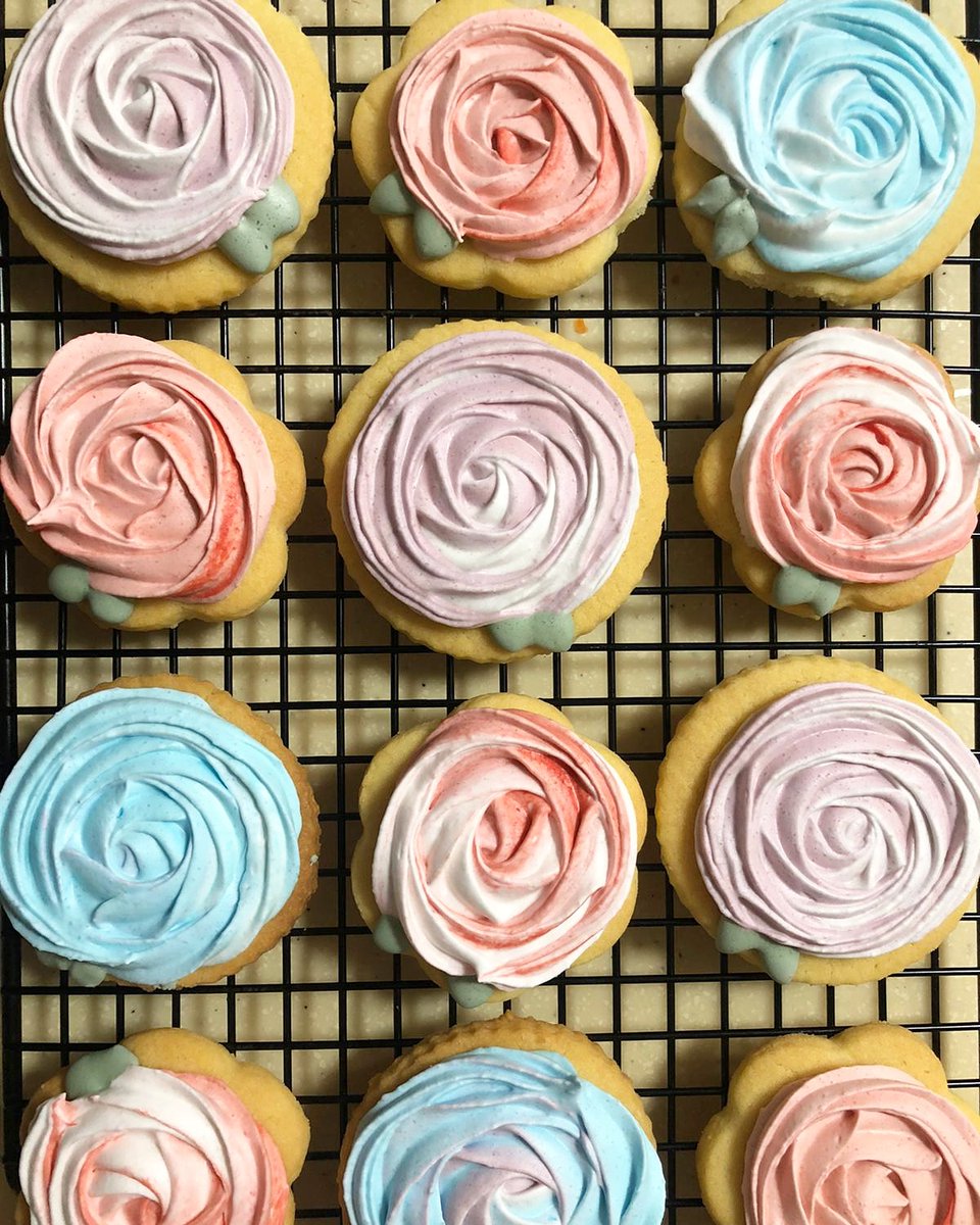 bakingjosie's tweet photo. 18 October - Rosette Sugar Cookies #sugarcookies #royalicing #twitchtv #sundaybaking #sundayvibes #twitch https://t.co/nhYKZ7rxF4