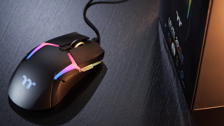 ThermaltakeInc's tweet photo. Have you guys tried Phasmophobia? 😖😖😖
Do you recommend it?
Showcasing #Level20RGB #GamingMouse
It is ambidextrous to suit both left- and right-handed gamers ;)
Photo credits: Nicolas 11x12
#Thermaltake #ThermaltakeGaming https://t.co/5SVCBYfd6J