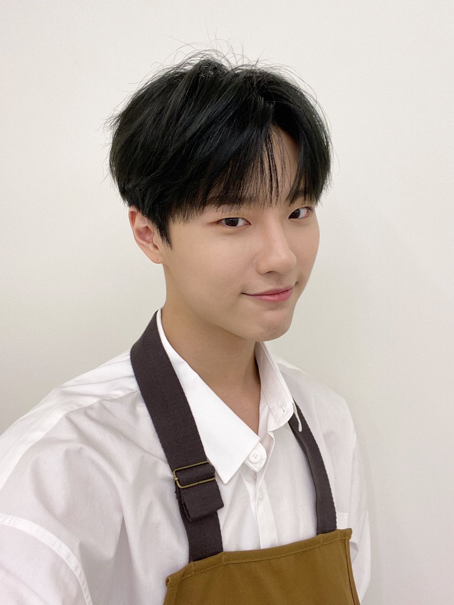 sywsss96's tweet photo. 평소 조씨 계정에 올라오던 셀카랑 존나 다른거 봐 ㅋㅋ https://t.co/jyXCkoT97G