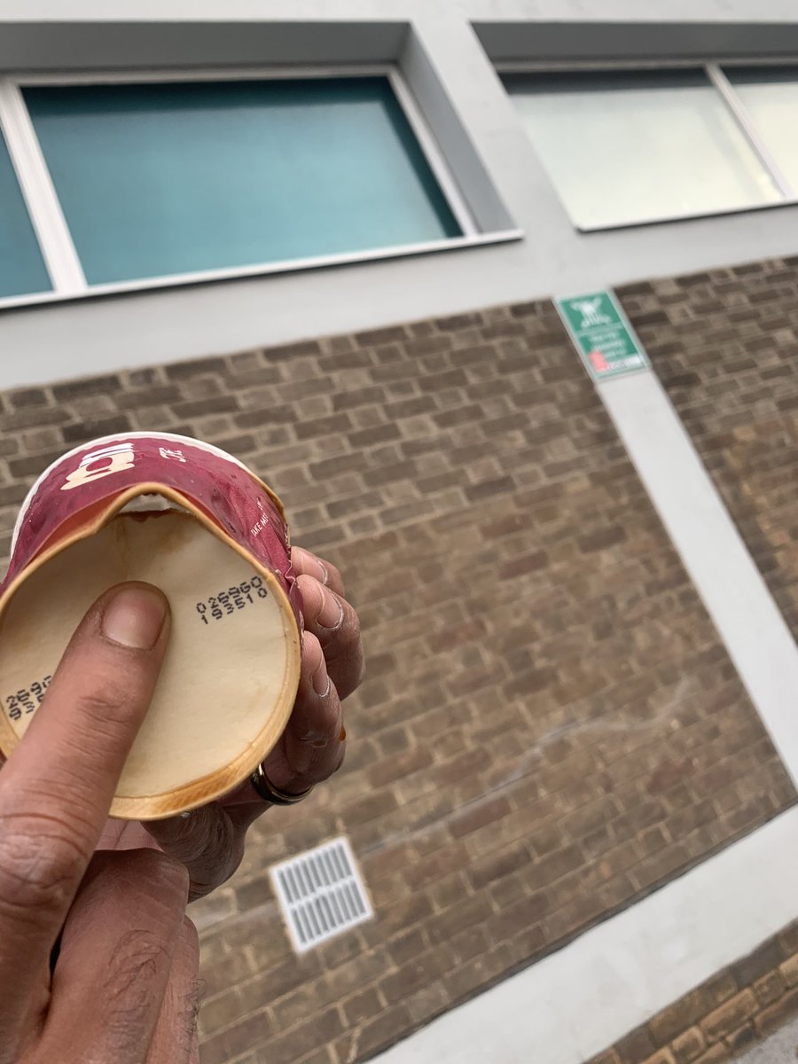 Michelle78Simmo's tweet image. Thanks @CostaCoffee, went through drive through for a coffee, cup had a whole in it, so now my brand new Range Rover stinks of coffee