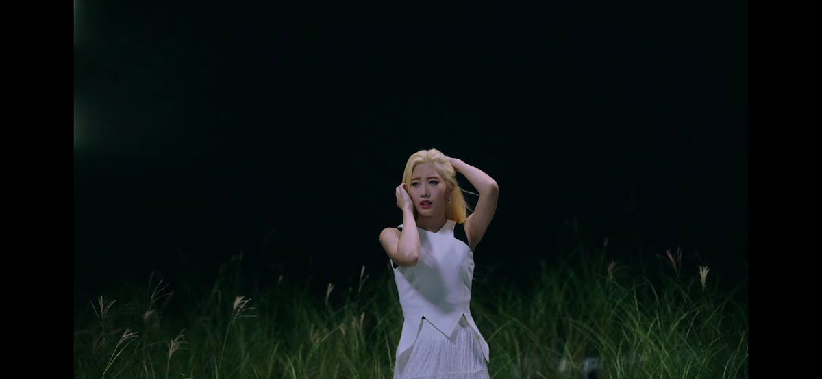 why is Kim Lip so in distress that she's being surrounded by those glowing orbs? what are those orbs? we knew it's not oec in the mv