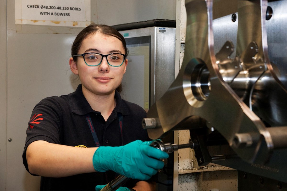 .<a href="/Leonardo_UK/">Leonardo in the UK 🇬🇧</a> ‘s award-winning graduate training programme is designed to support your first steps after leaving university and help you develop your career. uk.leonardocompany.com/en/people-care…

#LeonardoCareers