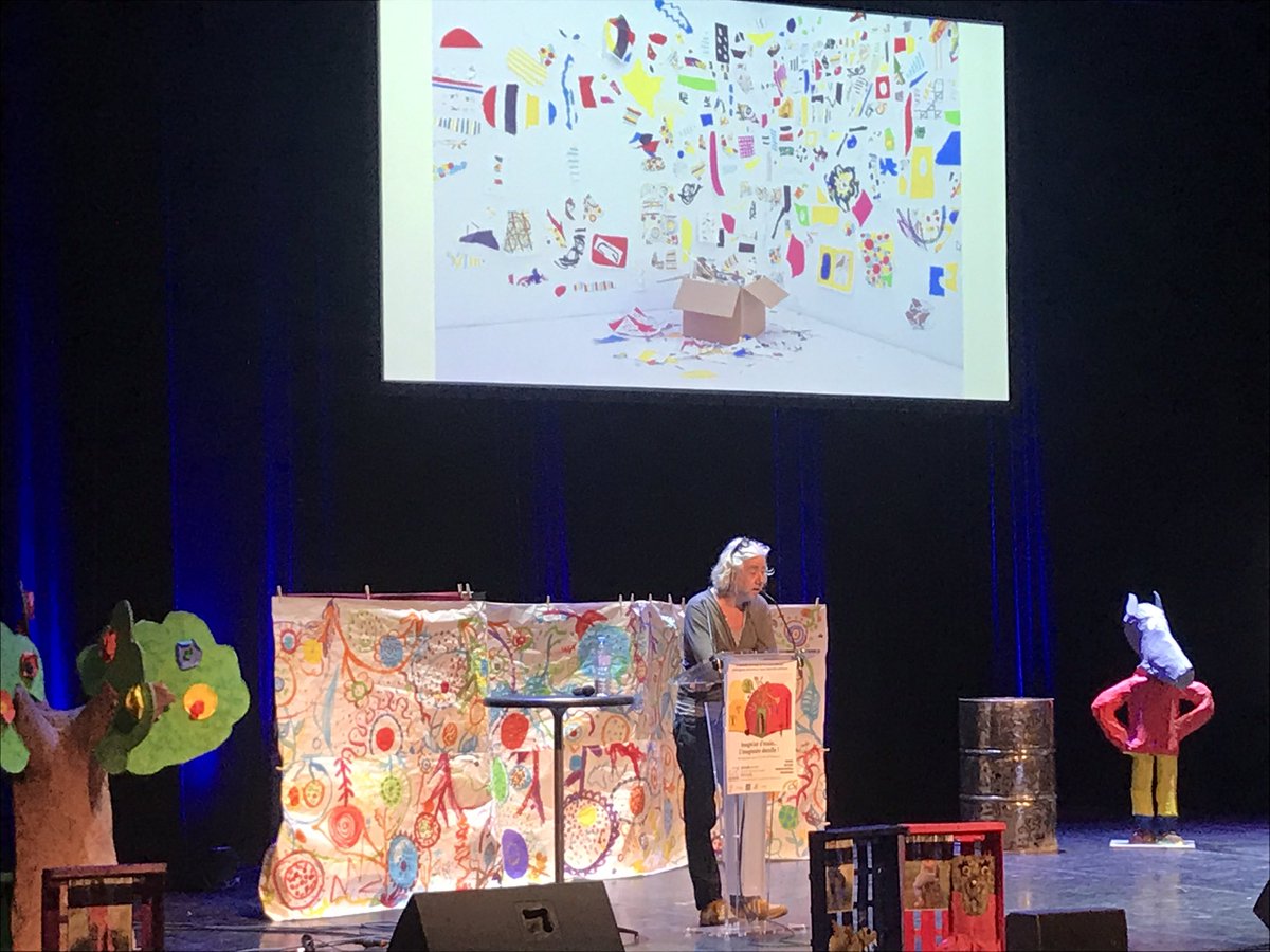 congresAGEEM20's tweet photo. Master class avec Hervé #Tullet !! Deuxième conférence, le congrès #bressuire 2020 démarre fort! @AGEEM_National #maternelle https://t.co/Pd3jroWgkS