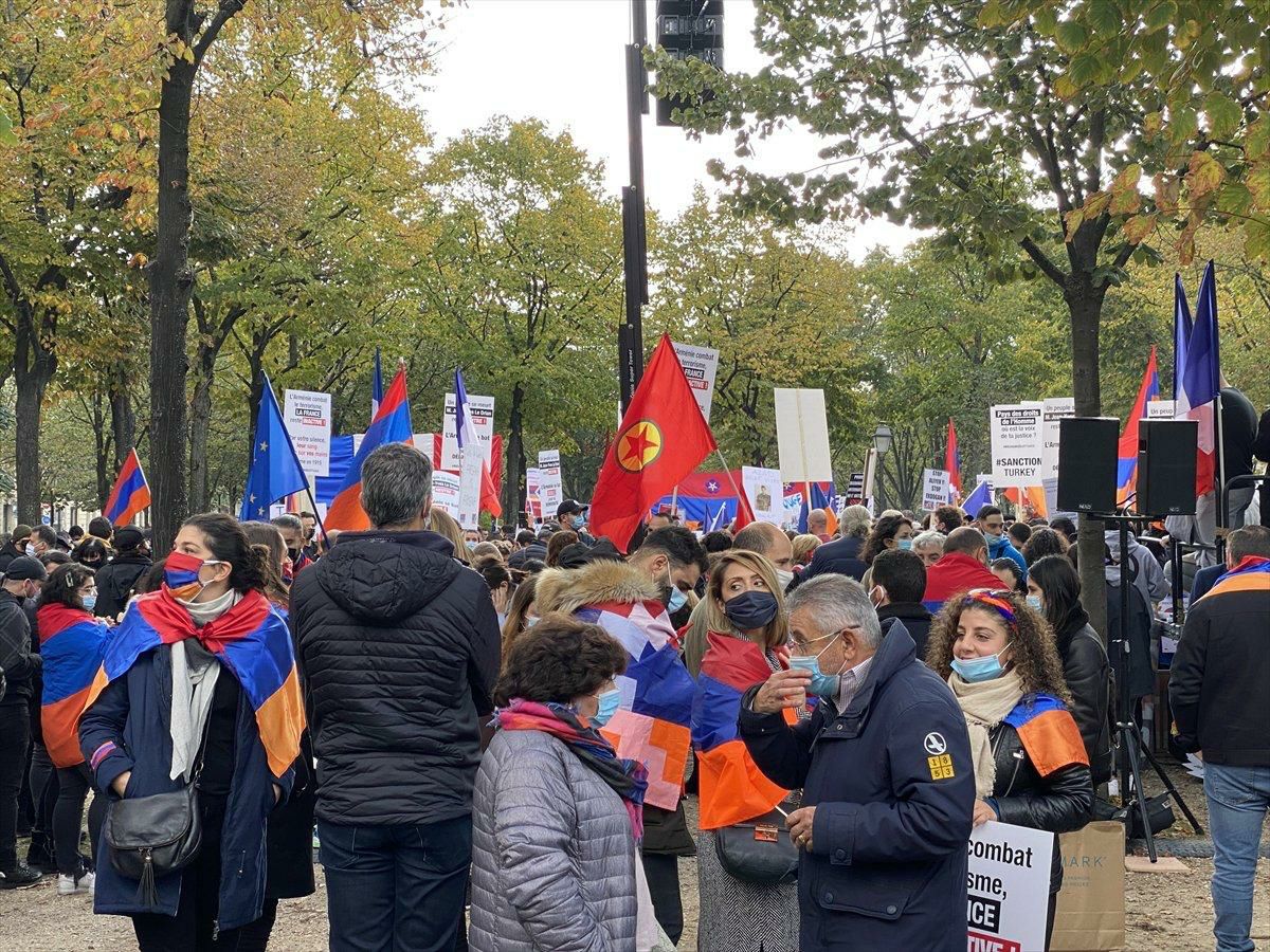 Ermənilərin Parisdə etdiyi aksiyada PKK və Ermənistan bayraqları birlikdə "dalğalanıb". İndi kimdir terroçu? Dünya buna da susar...

#KarabakhisAzerbaijan #StopArmenianTerrorism