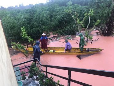 Below are some channels to #donate to help #flood relief efforts in central #Vietnam Please click the links for details. (Images thanks to friends in affected regions)
BLUE DRAGON: bluedragon.org/donate/
HEARTS FOR HUE: facebook.com/HeartsForHue/
THỦY TIÊN: facebook.com/FcThuyTien/