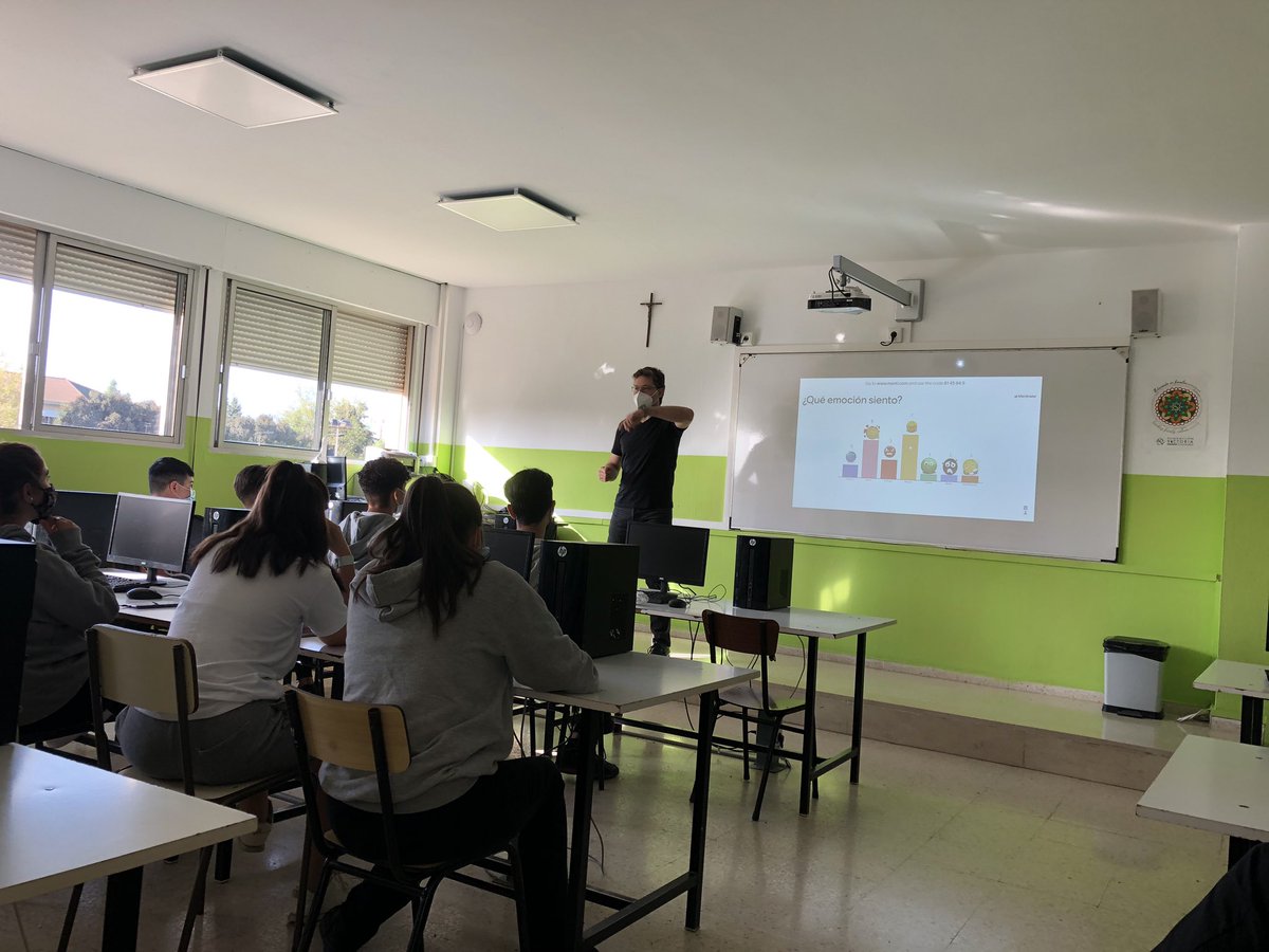 JuanAguilarT's tweet photo. Identificar #Emociones #TallerFPB1 @SantaRosa_Lima @fvictoria_es
#InteligenciaSocial
#RafaelDomínguez
Aprender a relacionarnos y comprender a los demás.
Los alumnos/as expresan sentimientos, qué piensan sobre lo que sienten sus compañeros,... comparten la vida.
#SentirEsperanza https://t.co/D0XbvOgWKX