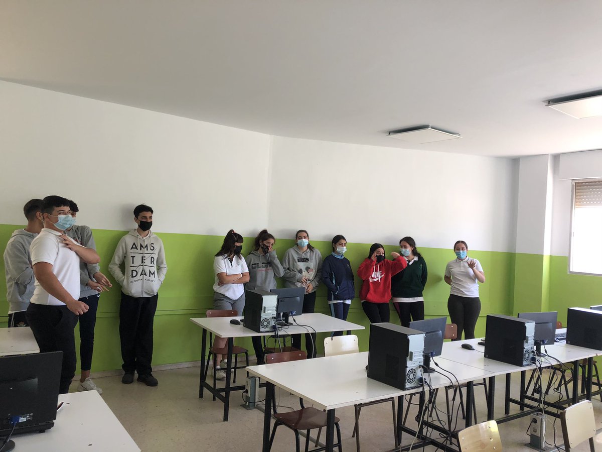 JuanAguilarT's tweet photo. Identificar #Emociones #TallerFPB1 @SantaRosa_Lima @fvictoria_es
#InteligenciaSocial
#RafaelDomínguez
Aprender a relacionarnos y comprender a los demás.
Los alumnos/as expresan sentimientos, qué piensan sobre lo que sienten sus compañeros,... comparten la vida.
#SentirEsperanza https://t.co/D0XbvOgWKX