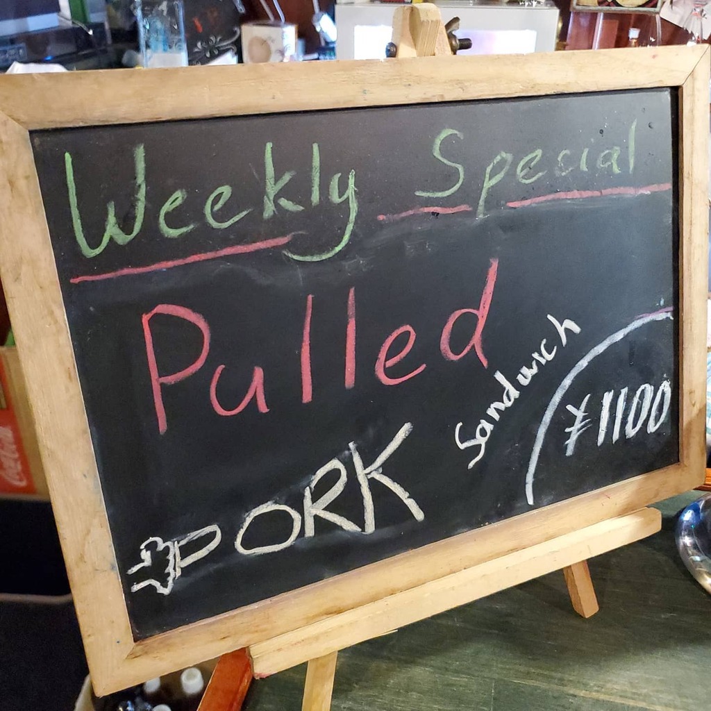Pullin that Pork! This week's delectable dish is our popular Pulled Pork sandwiches served with pickles and our special sauce! (and chips). Get it while it lasts! Wooh!
#thehearthosaka #namba #osaka #boardgames #mondaymunchies #pulled #pork https://t.co/3Ne30HKz2V https://t.co/MX1kmjrOBd