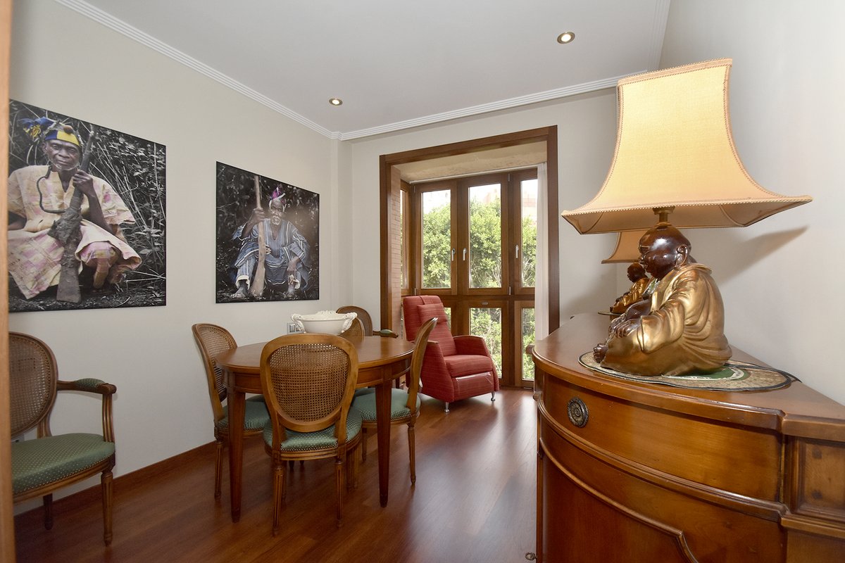 A ver que os parece este piso que tenemos a la venta... está situado en la calle Carmen, orientado a la Plaza de Alcolea. Inmejorables calidades, con 2 dormitorios, cocina con electrodomésticos y amueblada, aire acondicionado por airzone, armario empotrados vestidos...