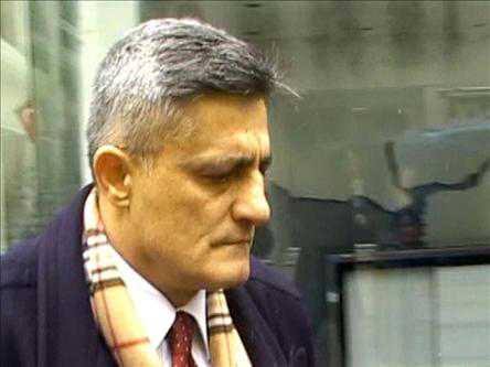 1) Aliya İzzetbegoviç Bosna savaşı döneminde asker eğitimi için Türkiye'den komutan ister. Türkiye en önemli savaşçı komutanı Kaşif Kozinoğlu'nu uçakla Bosna'ya bırakır. Paraşütle inip Bosna'da askeri eğitime başlar. Sırp askerlerini yok ederler. Peki, Kaşif Kozinoğlu kim?