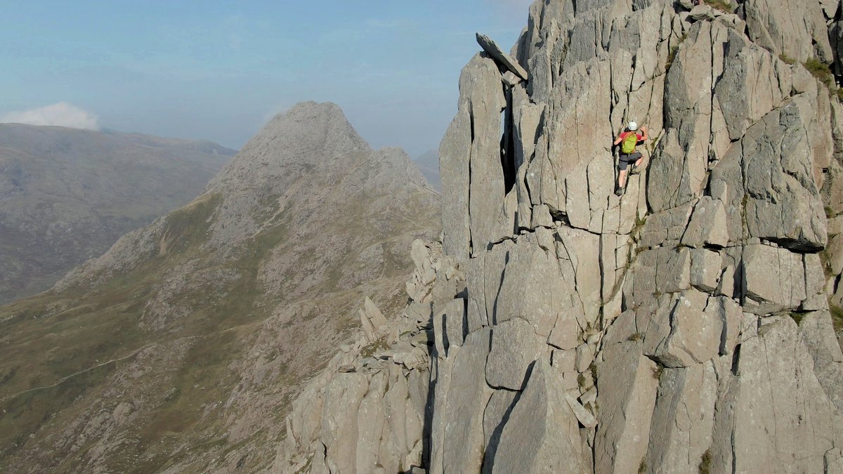 The best Grade 3 #scramble in #snowdonia #northwales ? Dolmen Ridge on the #northface of Glyder Fach.  Shot from the next video in my #YouTube series on #Welsh classics, which will be uploaded this week!#climbing #rockclimbing youtube.com/c/BeyondTheTra…