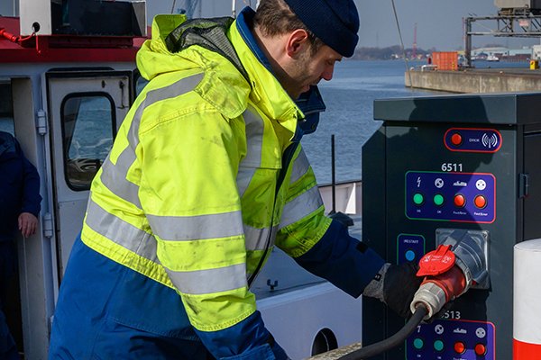 clinsh_eulife's tweet photo. 🚢#CLINSH partners @PortofAntwerp en @northseaport werken samen met @PortOfRotterdam, @PortofAmsterdam, Drechtsteden en @Vlaamsewaterweg aan 1 uniform walstroomsysteem voor de binnenvaart.
Meer info (English): https://t.co/fZnFSxrQyo
Sustainable waterway transport, clean air!🫒 https://t.co/CwxDvwM1aO