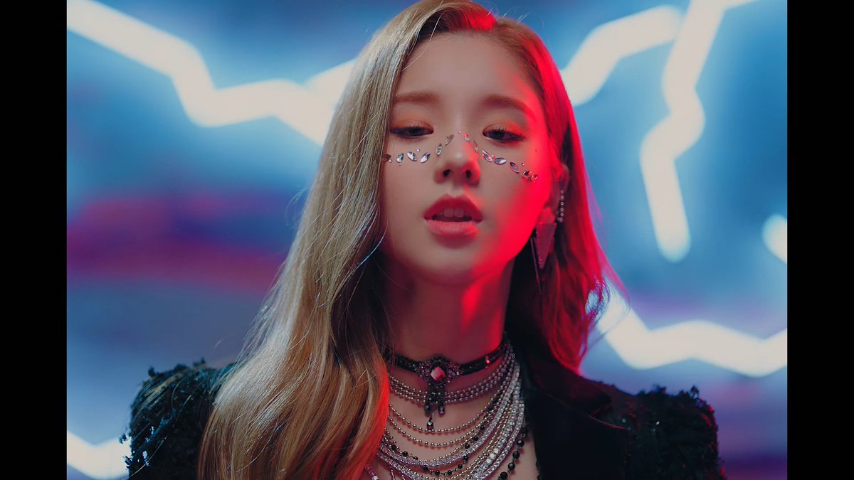 Loona why not mv. Why not loona альбом. Юджин loona why not. Stan loona. Loona kpop.