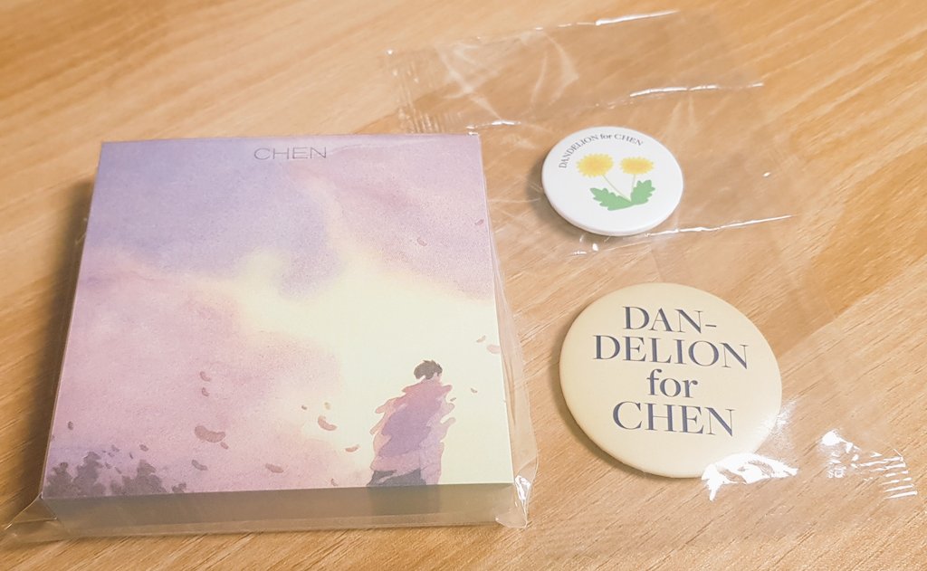 <a href="/chensolo1st/">#𝐇𝐚𝐩𝐩𝐲𝐂𝐡𝐞𝐧𝐃𝐚𝐲</a> 세상에 우편함에 두툼한게 들어있어 뭘까 했는데 예쁜 핀버튼과 안녕 떡메가 도착했어요😭🥰버튼도 너무 예쁜데 최신상 안녕떡메에 감동ㅎㅎ
항상 종대 좋은일에 행복한 이벤트 열어주셔서 감사드립니다❤