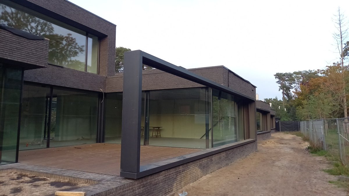 ReflectionZeist's tweet image. De 1e drie frames voor de privacyschermen zijn gemonteerd @ReflectionZeist @Kerckebosch