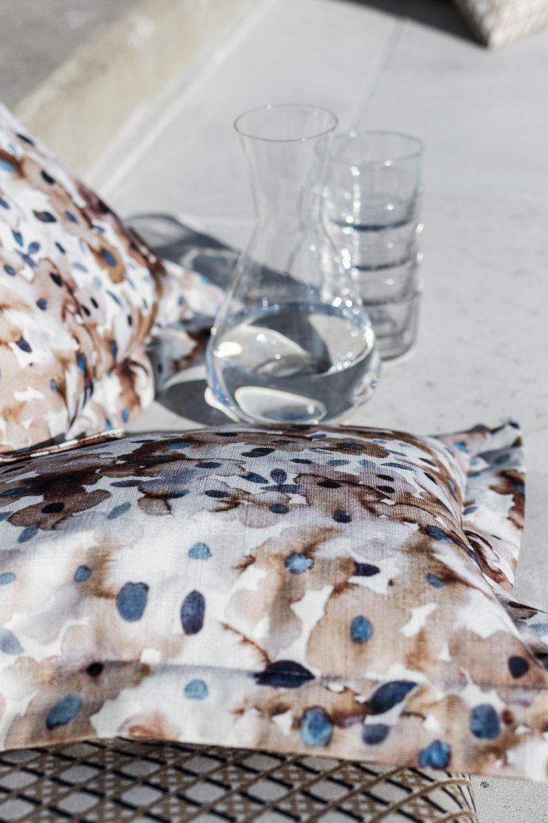 The digital print IBIZA captures a sea of flowers. Slightly textured, it can be used as an upholstery fabric and heavy decoration fabric either indoor or outdoor.

Explore indoor/outdoor fabrics from JAB Anstoetz: JAB.de
#JABAnstoetz