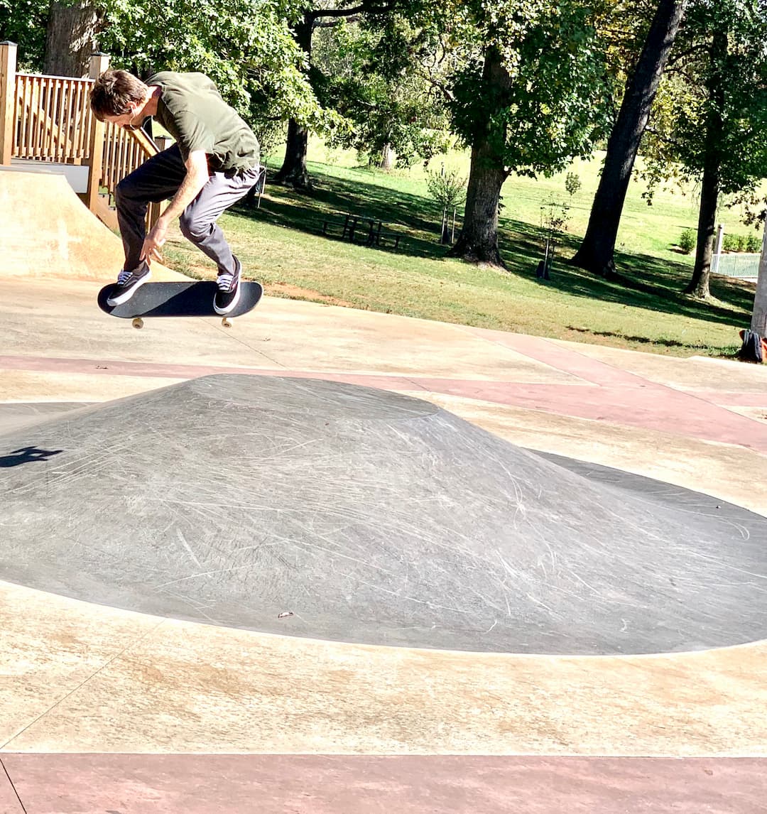 TheCvilleGuide's tweet photo. An unsung Charlottesville tourism asset is easily viewed along the 250-Bypass at McIntire Park. Estimates of annual skater participation exceed 75,000/yr. The 30,000 square-foot venue is considered world class, attracting enthusiasts from a multi-state region and beyond. https://t.co/WrLMbacVf6