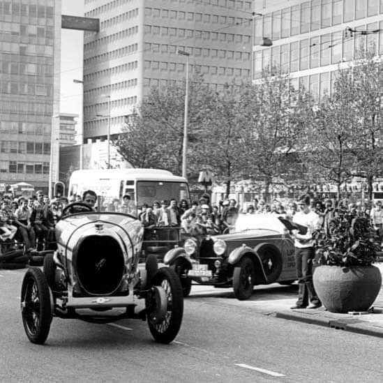 Race op de Coolsingel tussen een Spyker en een Bugatti tijdens de Binnenstadsdag 1978, (Foto Lex de Herder, Collectie Stadsarchief Rotterdam) #Stadsarchief010 #StadsarchiefRotterdam #Rotterdam #Binnenstadsdag #race #wedstrijd #Spyker #Bugatti
Bron, @stadsarchief010 https://t.co/01903rQxgH