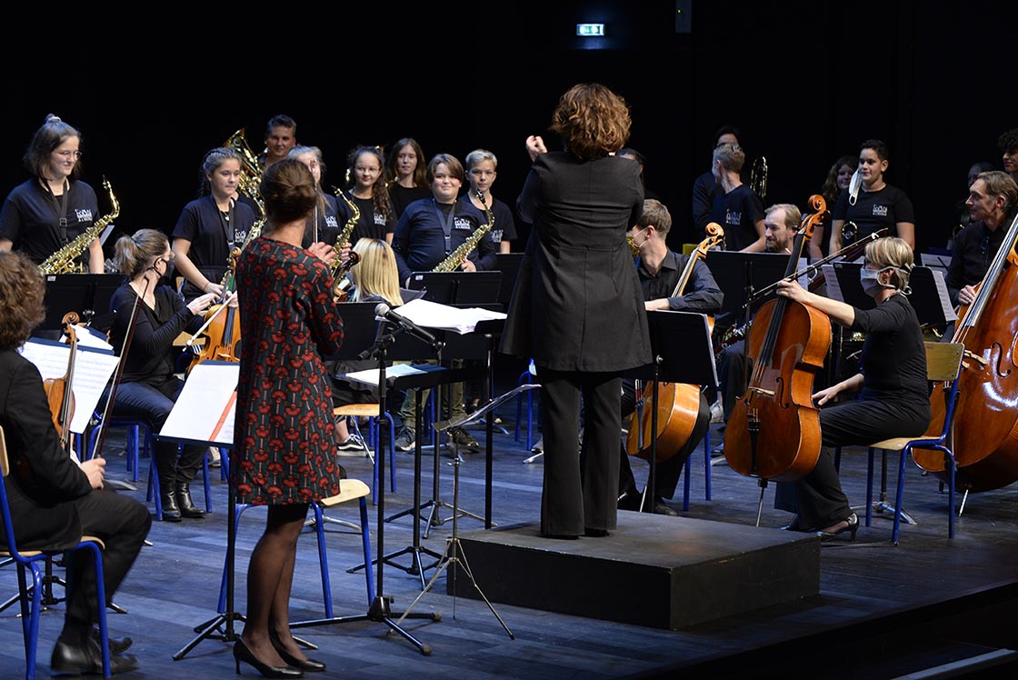 Mayenne Culture (@mayenneculture) on Twitter photo Vendredi dernier à <a href="/cosse_le_vivien/">Commune de Cossé-le-Vivien</a>, dans le cadre de la Saison culturelle #PaysdeCraon, les élèves de la classe-orchestre du collège Alfred-Jarry (Renazé) ont interprété "Aladin & autres histoires" avec l’Ensemble instrumental de la Mayenne sous la direction de <a href="/LevyThiebaut/">Levy-Thiébaut Mélanie</a>. Vendredi dernier à <a href="/cosse_le_vivien/">Commune de Cossé-le-Vivien</a>, dans le cadre de la Saison culturelle #PaysdeCraon, les élèves de la classe-orchestre du collège Alfred-Jarry (Renazé) ont interprété "Aladin & autres histoires" avec l’Ensemble instrumental de la Mayenne sous la direction de <a href="/LevyThiebaut/">Levy-Thiébaut Mélanie</a>.