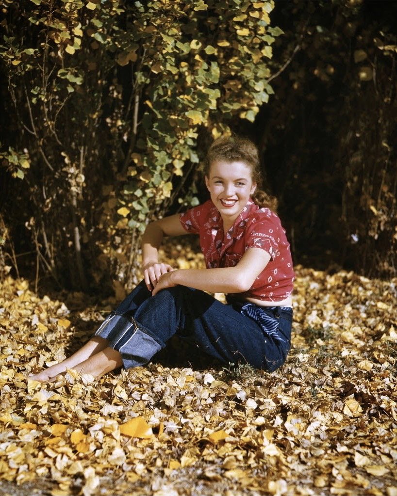 thatmarilyngirl's tweet photo. Norma Jeane giving us major Autumn feels. ❤️🦉🍁 
Photos by Andre de Dienes. https://t.co/EOrMwZBkqb