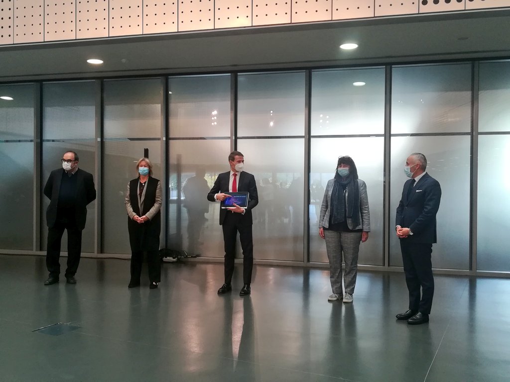 RVeronicaOne's tweet photo. L'emergenza non ferma l'edizione 2020 del @mastersofmagic tour che sbarca online: dalla mezzanotte di giovedì 22 ottobre alle 4 di lunedì 26 una maratona di 100 ore ospiterà centinaia di maghi da tutto il mondo e una raccolta fondi per aiutare giovani artisti. #magicneverstops https://t.co/dRNZXU1y8Q