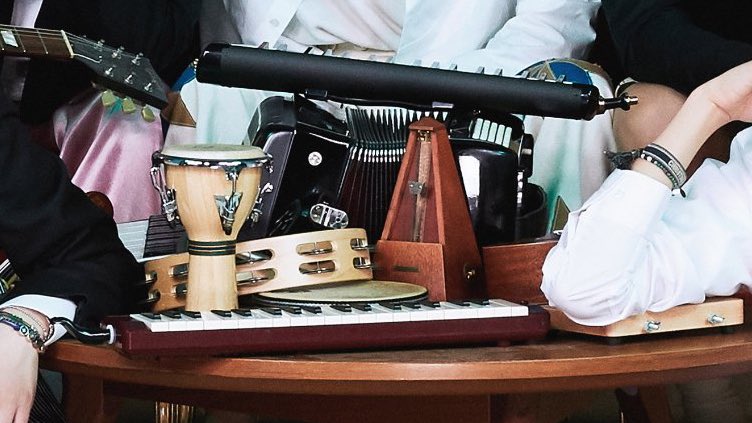 all these instruments on the table are percussion instruments, such as drums and cymbals, and percussion is known to be in modern jazz and rock & roll 👀
#BTS_BE