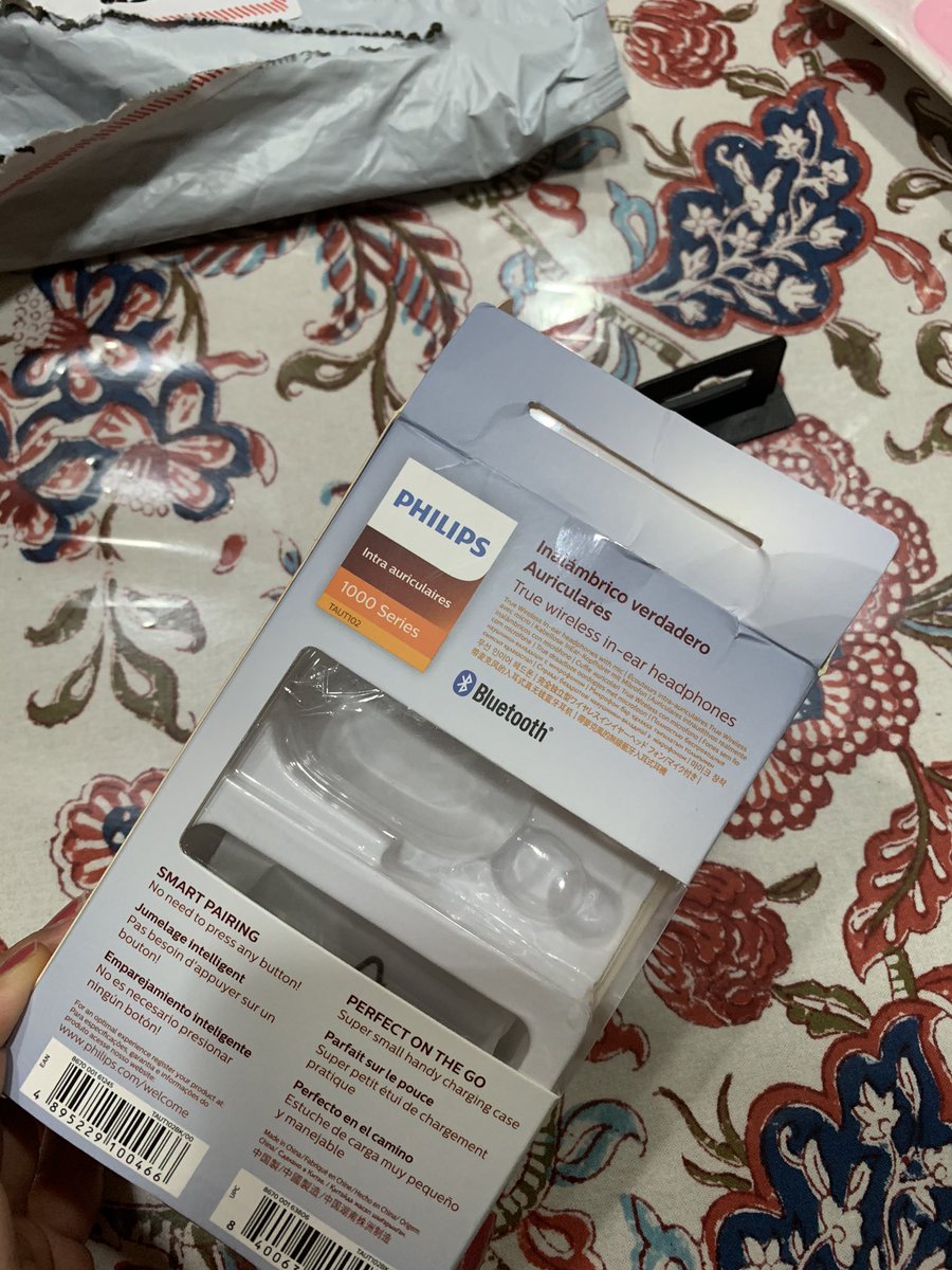 AnushkaBG's tweet photo. @amazonIN Really did not expect such reckless, irresponsible behavior on your part - I paid for the product, not the packaging (that too tattered packaging). Rectify this immediately. https://t.co/wWpi5zqkaz