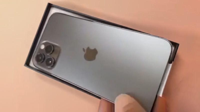Macrumors Com Iphone 12 Pro In Graphite And Magsafe Accessories Shown Off In More Unboxing Videos And Photos T Co Eyxnhm3jcj By Rsgnl T Co Paljaaktzh