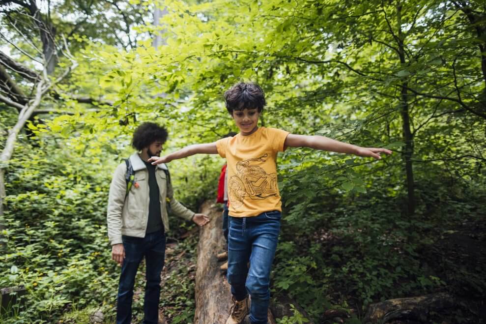Here's a fun twist to a scavenger hunt! Get them out and interacting with nature - find a log to balance on, find a puddle to jump over...We ❤️ this idea! ow.ly/GI0250BWsgG  ^tm <a href="/activeforlife/">activeforlife</a>  <a href="/MCRCHalton/">MCRC</a> <a href="/OPCC/">Oak Parent-Child Ctr</a> <a href="/ROCKEarlyON/">ROCKEarlyONBurlington</a>