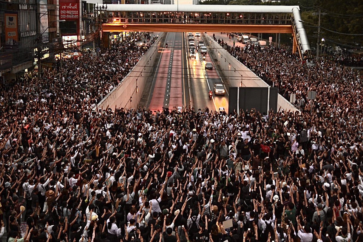 FreeYOUTHth's tweet photo. #19ตุลาไปแยกเกษตร แน่นแยกเกษตรแล้วตอนนี้! ใครอยู่ใกล้หรือกำลังเดินทางมาร่วมสมทบได้เลยเวลานี้! จงรับข้อเรียกร้องหรือสูญสลาย?! 
－
#19ตุลาไปม็อบ
#ม็อบ19ตุลา
#MilkTeaAliance https://t.co/0o8Toex389