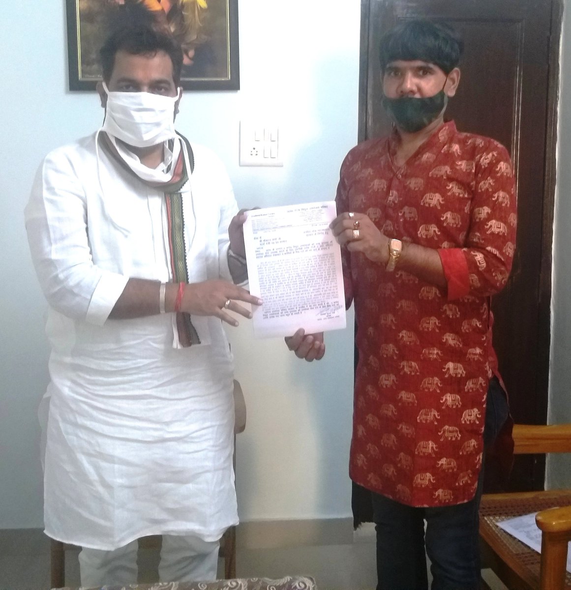 uprvup's tweet image. 3 करोड़ उपभोक्ताओ कोउच्चगुणवक्ता की उपभोक्ता सेवा उपलब्ध कराने के लिए बिजलीकम्पनियो मेंटीजी-2अवर अभियंता सहायक अभियंता लेखाकार व कार्मिको के रिक्त पदों को भरे जाने के सम्बन्ध में उपभोक्ता परिषद् अध्यक्ष ने ऊर्जामंत्री श्रीकांत शर्मा से की मुलाकात और सौपा लोक महत्व जनहित प्रस्ताव