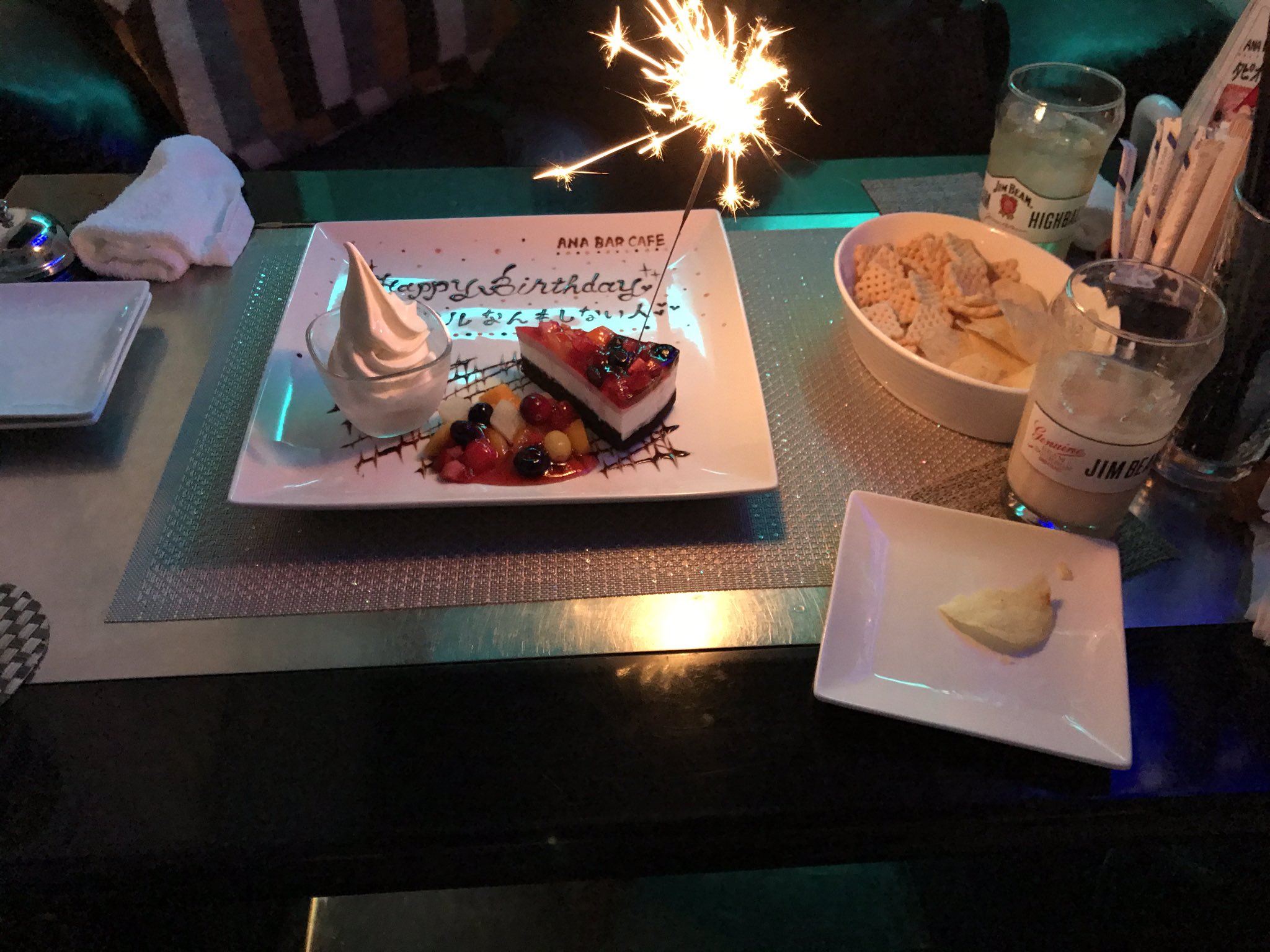 レンタルなんもしない人 誕生日祝われてます バースデープレートの花火のパチパチが好きでそれをしっかり見たいという目的もあるらしい T Co 74ipn4cdi6 Twitter