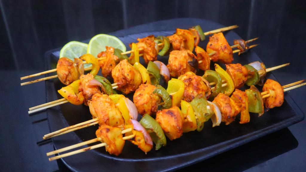 tastyfied's tweet photo. Monday evening with some Lebanese chicken grill..
Shish Tawook is the name.
Recipe link https://t.co/lQIkmMLaPV https://t.co/DiQ1WvE19j