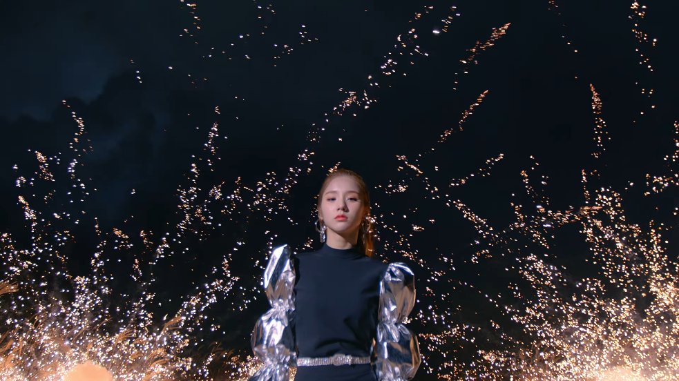 Why not loona choo. Юджин loona. Виви из loona 2021 год. Loona why not mv. Loona why not.