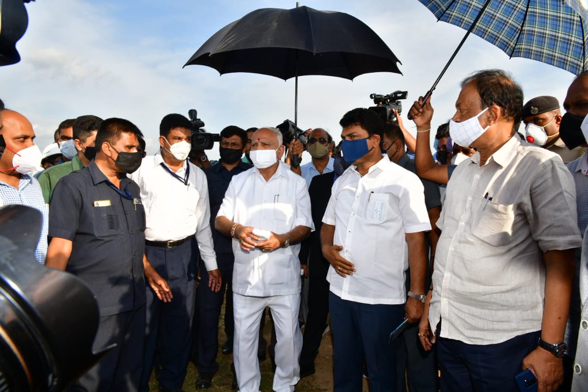 CMofKarnataka's tweet photo. ಮುಖ್ಯಮಂತ್ರಿ @BSYBJP ರವರು ಇಂದು ಶಿವಮೊಗ್ಗ ವಿಮಾನ ನಿಲ್ದಾಣ ಕಾಮಗಾರಿಯ ಪ್ರಗತಿ ಪರಿಶೀಲಿಸಿದರು. 

ಸಂಸದ @BYRBJP ಹಾಗೂ ಅಧಿಕಾರಿಗಳು ಈ ಸಂದರ್ಭದಲ್ಲಿ ಉಪಸ್ಥಿತರಿದ್ದರು https://t.co/2beE4IW9ic