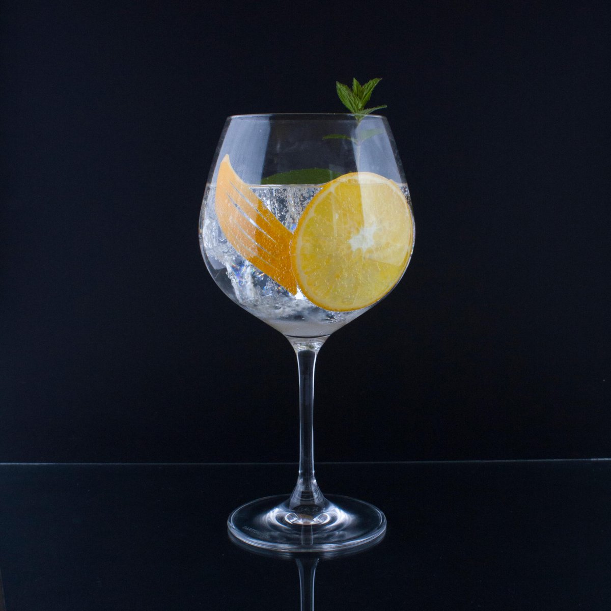 Celebrate #InternationalGinAndTonicDay with the ultimate G&amp;T! Cheers! 🍸 

50ml #GorseGin
Mediterranean tonic to taste (200ml max!)
Big slice of orange

#LundinDistillingCocktails #ginandtonic