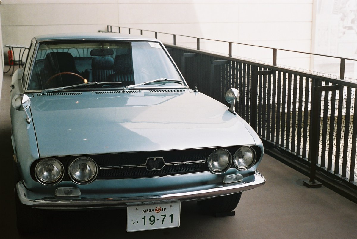 いすゞ 117coupe PA90型!
イタリア国際自動車デザイン・ビエンナーレで名誉賞を受賞した車で最高速度は190Km/hとかなり速い!
フィルムは フジカラー SuperiaVenus800を使用
絞り11、シャッター速度250だっけ
屋根のある場所なら問題なく撮れる感じかな
#車好きと繋がりたい #写真好きと繋がりたい https://t.co/tQaip6QonM