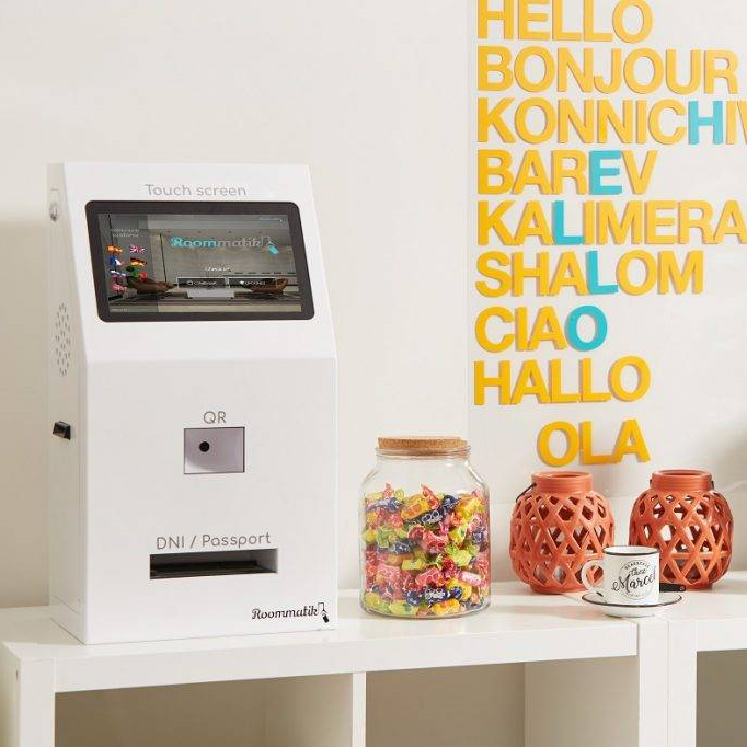 roommatik's tweet image. ¡El S-100! Modelo diseñado especialmente para colocar en espacios pequeños. Este kiosco incluye pantalla de 10”, escáner de documento, lector de código QR y expendedor de tarjetas. Para más información info@roommatik.com o visite nuestra web roommatik.com! #roommatik,