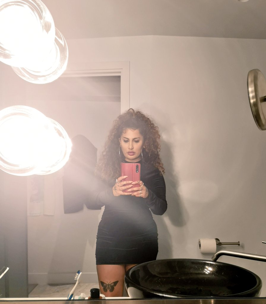 RozinaSini's tweet image. So I celebrated my birthday alone this year by checking into a spa hotel, &amp;amp; getting a massage. Wore a little black dress, drank champagne 🍾 and did not text my ex back. Thank you lawd for giving me strength 🙏 🙌☺️ #textback #birthdaygirl #littleblackdress