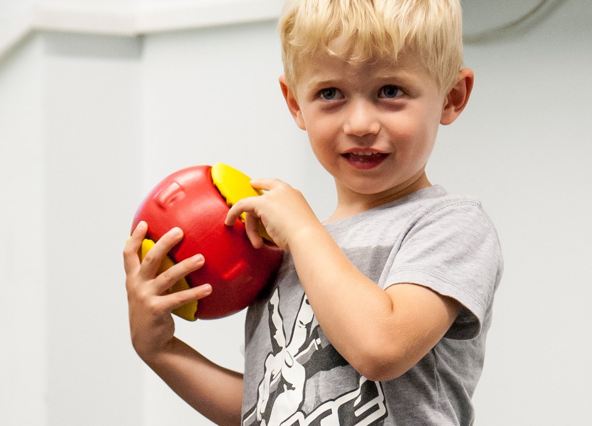 tudelft's tweet image. A robot ball with character at @dutchdesignweek: Fizzy stimulates young children to play while in hospital. Things can have personality, if we want them to. Developed by design researcher Boudewijn Boon of @idetudelft , check it out: bit.ly/tud-ddw-fizzy #delftdesign #ddw20