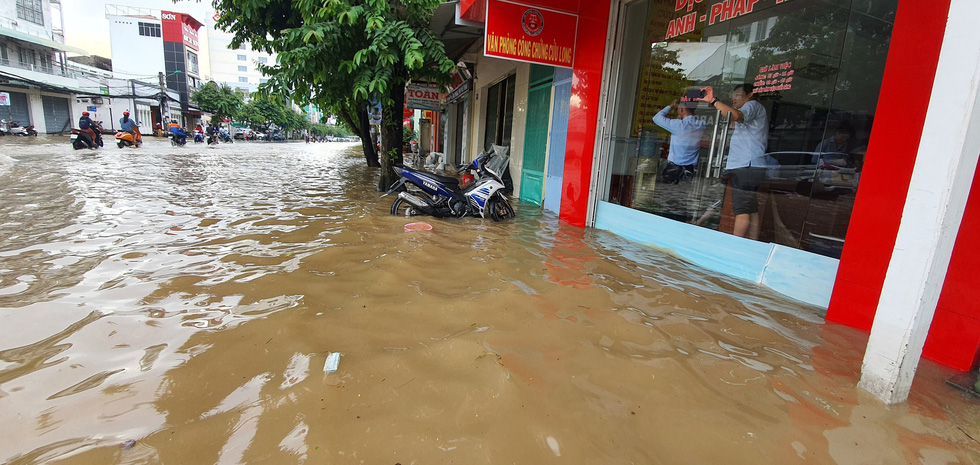 It's uncouth to ascribe single events to climate change, but hard not to think that we're seeing Vietnam's future in a warming world with rising sea levels. In addition to the historic central region flooding, here is Can Tho, the Mekong Delta's largest city, at high tide today.