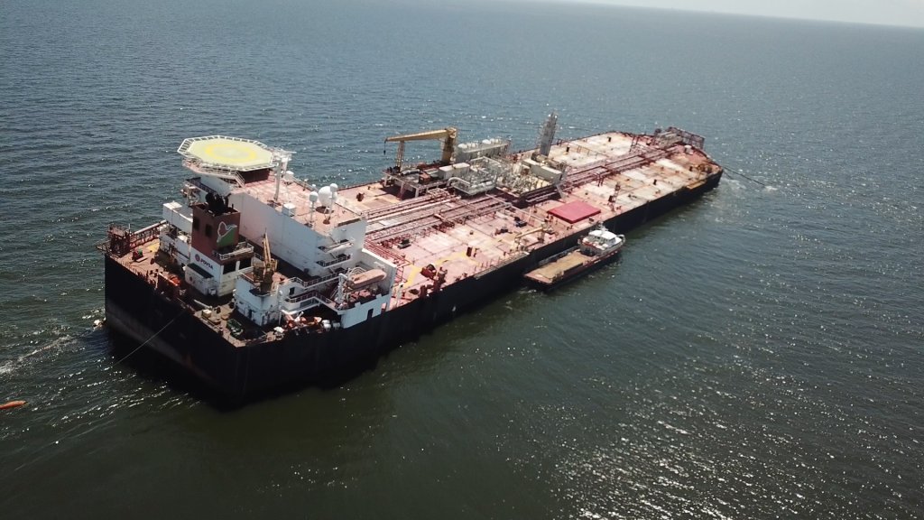 juancpedreira's tweet photo. ALERTA ANTE POSIBLE DESASTRE ecológico en el Caribe. Autoridades de Trinidad &amp; Tobago monitorean barco petrolero #Nabarima en el Golfo de Paria entre TT y Venezuela. 

- 54.6 millones de galones de petróleo
- Lleva 10 años en el lugar
- 5 veces más petróleo que Exxon Valdez https://t.co/DSCuaAGmwl